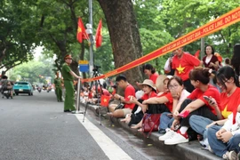 Khu vực phố Hàng Khay được phong tỏa bằng dây rào để đảm bảo an ninh trật tự cho buổi hợp luyện. (Ảnh: Vũ Quang/TTXVN)