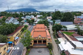 Hơn một thế kỷ đi qua, đình Hiệp Ninh tại phường Tân Ninh, tỉnh Tây Ninh, vẫn lặng lẽ hiện diện giữa lòng đô thị như một chứng nhân của quá trình khai hoang, lập ấp và hình thành cộng đồng cư dân trên vùng đất phương Nam. Không chỉ lưu giữ những giá trị kiến trúc, nghệ thuật đặc sắc, ngôi đình còn kể câu chuyện về những thế hệ tiền nhân mở đất, dựng làng và gìn giữ quê hương. (Ảnh: Giang Phương/TTXVN)