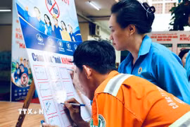 Công đoàn phường Bến Thành ký cam kết cán bộ, đoàn viên công đoàn, công nhân và người lao động tích cực chung tay xây dựng phường Bến Thành không ma túy. (Ảnh: Thanh Vũ/TTXVN)