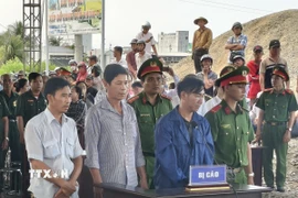 Các bị cáo tại phiên xét xử ngày 12/11/2025. (Ảnh: Tuấn Kiệt/TTXVN)