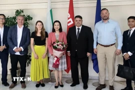 Đại sứ Việt Nam tại Bulgaria Nguyễn Thị Minh Nguyệt chụp ảnh cùng ban lãnh đạo Đảng xã hội Bulgaria. (Nguồn: TTXVN phát)