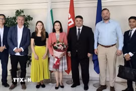 Đại sứ Việt Nam tại Bulgaria Nguyễn Thị Minh Nguyệt chụp ảnh cùng ban lãnh đạo Đảng xã hội Bulgaria. (Nguồn: TTXVN phát)