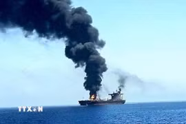 Con tàu bị lực lượng Houthi tấn công trên Biển Đỏ. (Ảnh: IRNA/TTXVN)