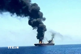 Con tàu bị lực lượng Houthi tấn công trên Biển Đỏ. (Ảnh: IRNA/TTXVN)