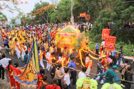 Hàng ngàn du khách và nhân dân tham cùng dự Lễ phục hiện rước tượng Bà Chúa Xứ núi Sam từ đình núi Sam xuống Miếu Bà. (Ảnh: Công Mạo/TTXVN)