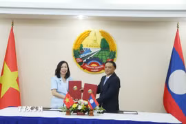 Thứ trưởng Bộ Ngoại giao Việt Nam Lê Thị Thu Hằng và Thứ trưởng Bộ Ngoại giao Lào Phongsavanh Sisoulath trao Biên bản ghi nhớ về hợp tác giai đoạn 2026-2030. (Ảnh: Xuân Tú/TTXVN)