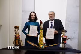 Bà Elena Bezdetko (bên trái), phu nhân Đại sứ Liên bang Nga tại Việt Nam Gennady Bezdetko bàn giao hiện vật của Nhà hát múa rối Thăng Long tặng Bảo tàng nghệ thuật quốc gia Phương Đông, Liên bang Nga. (Ảnh: Văn Hiếu/TTXVN)