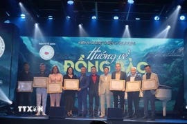 Đại diện các hội đoàn nhận kỷ niệm chương vì những đóng góp tích cực hỗ trợ đồng bào vùng lũ. (Ảnh: Việt Dũng/TTXVN)