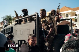 Các binh sỹ thuộc Đơn vị Hành chính và Kỹ thuật (CAPSAT - đứng đầu quân đội Madagascar) tiến vào Dinh Tổng thống tại thủ đô Antananarivo, ngày 14/10/2025. (Ảnh: AA/TTXVN)