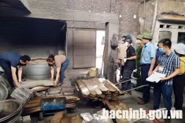 Đoàn kiểm tra liên ngành của huyện Gia Bình kiểm tra, tuyên truyền các cơ sở sản xuất vi phạm tự nguyện tháo dỡ lò đốt, ống khói. (Nguồn: Cổng Thông tin điện tử tỉnh Bắc Ninh)