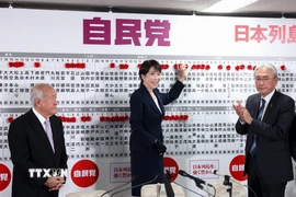 Thủ tướng Nhật Bản Sanae Takaichi (giữa), lãnh đạo đảng Dân chủ Tự do (LDP), gắn tên các ứng viên của đảng giành chiến thắng trong cuộc bầu cử Hạ viện, tại Tokyo ngày 8/2/2026. (Nguồn: Anadolu Agency/TTXVN)