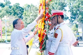 Chiều 9/2/2026, tại Tỉnh Tây Ninh, Tổng Bí thư Tô Lâm và đoàn công tác Trung ương đến dâng hoa, dâng hương tại Nghĩa trang Liệt sỹ Trà Võ. (Ảnh: Thống Nhất/TTXVN)