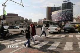Người dân di chuyển trên đường phố ở Tehran, Iran. (Nguồn: THX/TTXVN)