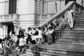 Các cháu thiếu nhi Thủ đô đến chúc thọ Bác Hồ tại Phủ Chủ tịch, ngày 19/5/1958. (Ảnh: TTXVN)