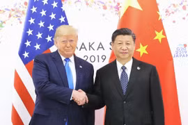 Tổng thống Mỹ Donald Trump trong cuộc gặp với Chủ tịch Trung Quốc Tập Cận Bình (phải) ngày 29/6/2019. (Ảnh: THX/TTXVN)
