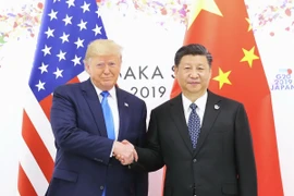 Tổng thống Mỹ Donald Trump trong cuộc gặp với Chủ tịch Trung Quốc Tập Cận Bình (phải) ngày 29/6/2019. (Ảnh: THX/TTXVN)