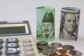 Đồng tiền giấy won của Hàn Quốc (trái) và USD tại Seoul (Hàn Quốc). (Ảnh: THX/TTXVN)