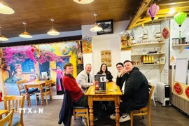Du khách quốc tế thích thú với không gian đậm chất văn hóa Việt Nam của quán. (Nguồn: TTXVN phát)