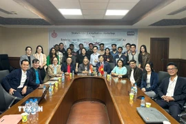 Các quan chức, đại biểu tham dự chương trình. (Ảnh: Ngọc Thúy/TTXVN)