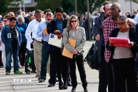 Người lao động tìm việc tại hội chợ việc làm ở Uniondale, New York (Mỹ). (Ảnh: Reuters/TTXVN)