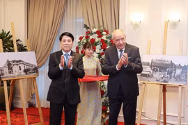 Chủ tịch nước Lương Cường và Tổng thống Hungary Sulyok Tamas cắt băng khai mạc trưng bày ảnh. (Ảnh: Lâm Khánh/TTXVN)