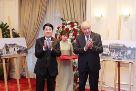 Chủ tịch nước Lương Cường và Tổng thống Hungary Sulyok Tamas cắt băng khai mạc trưng bày ảnh. (Ảnh: Lâm Khánh/TTXVN)