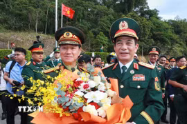 Đại tướng Phan Văn Giang đón Đại tướng Khamliang Outhakaysone tại Cửa khẩu Thanh Thủy. (Ảnh: Trọng Đức/TTXVN)