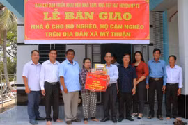 Chính quyền địa phương huyện Mỹ Tú bàn giao căn nhà mới ngay vào dịp Tết cổ truyền Tết cổ truyền Chôl Chnăm Thmây cho gia đình chị Trần Thị Mỹ Xuyên (xã Mỹ Thuận). (Ảnh: Tuấn Phi/TTXVN)