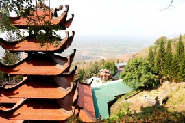 Núi Tà Cú hiện là điểm tham quan du lịch nổi tiếng nằm ven Quốc lộ 1A, thuộc xã Hàm Thuận Nam (Lâm Đồng), đã được xếp hạng thắng cảnh cấp quốc gia, nổi tiếng với tượng Phật Thích Ca nằm dài 49m trên núi ở độ cao hơn 600m so với mực nước biển. (Ảnh: Nguyễn Thanh/TTXVN)