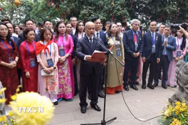 Chủ nhiệm Ủy ban Nhà nước về người Việt Nam ở nước Nguyễn Trung Kiên thay mặt đoàn đại biểu kiều bào báo công với các Vua Hùng. (Ảnh: Tạ Toàn/TTXVN)