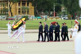 Đoàn đại biểu lãnh đạo, nguyên lãnh đạo Đảng, Nhà nước thành kính tưởng nhớ Chủ tịch Hồ Chí Minh. (Ảnh: Phạm Kiên/TTXVN)