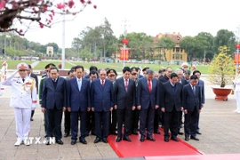 Đoàn đại biểu lãnh đạo, nguyên lãnh đạo Đảng, Nhà nước thành kính tưởng nhớ Chủ tịch Hồ Chí Minh. (Ảnh: Phạm Kiên/TTXVN)