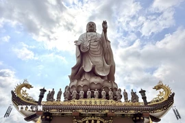 Nằm giữa núi rừng hùng vĩ, chùa Kim Tiên (phường Tịnh Biên, tỉnh An Giang) là điểm đến tâm linh độc đáo của vùng Bảy Núi, An Giang. Điểm nhấn nổi bật của ngôi chùa là tượng Phật A Di Đà cao 24 mét, được đặt uy nghi trên mái chính điện, vươn cao giữa nền trời và núi non trập trùng. (Ảnh: Thanh Sang/TTXVN)