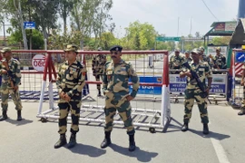 Lực lượng an ninh Ấn Độ gác tại điểm kiểm soát ở Amritsar, bang Punjab, Ấn Độ. (Ảnh: ANI/TTXVN)