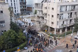 Hiện trường một khu vực trúng tên lửa của Iran tại Tel Aviv, Israel ngày 24/3/2026. (Ảnh: THX/TTXVN)