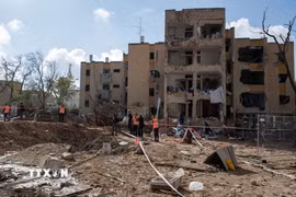 Tòa nhà bị hư hại do trúng tên lửa tại Arad, Israel ngày 22/3/2026. (Nguồn: THX/TTXVN)
