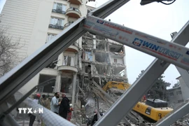 Tòa nhà bị phá hủy sau cuộc không kích tại Tehran, Iran, ngày 23/3/2026. (Ảnh: THX/TTXVN)