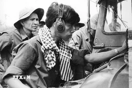 Phóng viên Việt Nam Thông tấn xã (nay là TTXVN) dừng chân ở Trảng Bàng (Tây Ninh) để đưa tin Tổng thống ngụy quyền Dương Văn Minh tuyên bố đầu hàng, ngày 30/4/1975. (Nguồn: TTXVN)