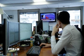 Giao dịch viên tại sàn chứng khoán ở Paris, Pháp. (Ảnh: AFP/TTXVN)
