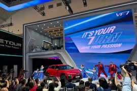 Mẫu xe VF 7 của VinFast xuất hiện trên sân khấu tại sự kiện. (Ảnh: Đỗ Quyên/Vietnam+)