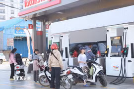 Người dân đến đổ xăng tại một cửa hàng xăng dầu ở thành phố Stung Treng, tỉnh Stung Treng, Đông Bắc Campuchia. (Ảnh: Huỳnh Thảo/TTXVN)
