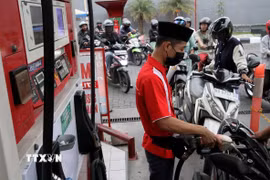 Người dân mua xăng tại một trạm xăng ở Surakarta, Trung Java, Indonesia. (Ảnh: THX/TTXVN)
