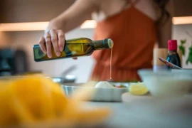 Dầu ôliu nguyên chất là thành phần chủ chốt của chế độ ăn Địa Trung Hải, vốn được chứng minh giúp tăng tuổi thọ. (Nguồn: Getty Images)