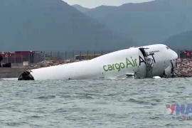 Máy bay trượt khỏi đường băng ở Hong Kong, ít nhất 2 người đã thiệt mạng