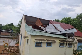 Khu vực trường học tại xã Kroong (thành phố Kon Tum, tỉnh Kon Tum) bị tốc mái hoàn toàn do mưa giông kèm theo gió lốc. (Ảnh: TTXVN phát)
