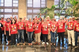 Các đại biểu Puerto Rico cùng hô vang: “Nước Việt Nam là một, dân tộc Việt Nam là một!” (Ảnh: Việt Hùng/TTXVN)