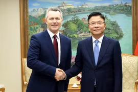 Phó Thủ tướng Lê Thành Long tiếp Bộ trưởng Giáo dục Australia Jason Clare. (Nguồn: Báo Chính phủ)