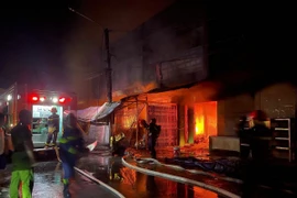 Tổ chữa cháy khu vực Chợ Mới (thuộc phòng PC07) Công an tỉnh Thái Nguyên thực hiện công tác chữa cháy. (Ảnh: TTXVN phát)