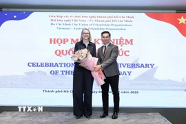 Ông Nguyễn Quang Trung, Phó Chủ tịch Hội hữu nghị Việt Nam-Australia Thành phố Hồ Chí Minh, tặng hoa chúc mừng bà Tổng lãnh sự Australia tại Thành phố Hồ Chí Minh. (Ảnh: Xuân Khu/TTXVN)