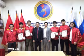 Đoàn chụp ảnh lưu niệm sau khi nhận Bằng khen và Kỷ niệm chương của Quỹ thúc đẩy phát triển hợp tác Nga-Việt “Truyền thống và Hữu nghị.” (Ảnh: Trần Hải/TTXVN)